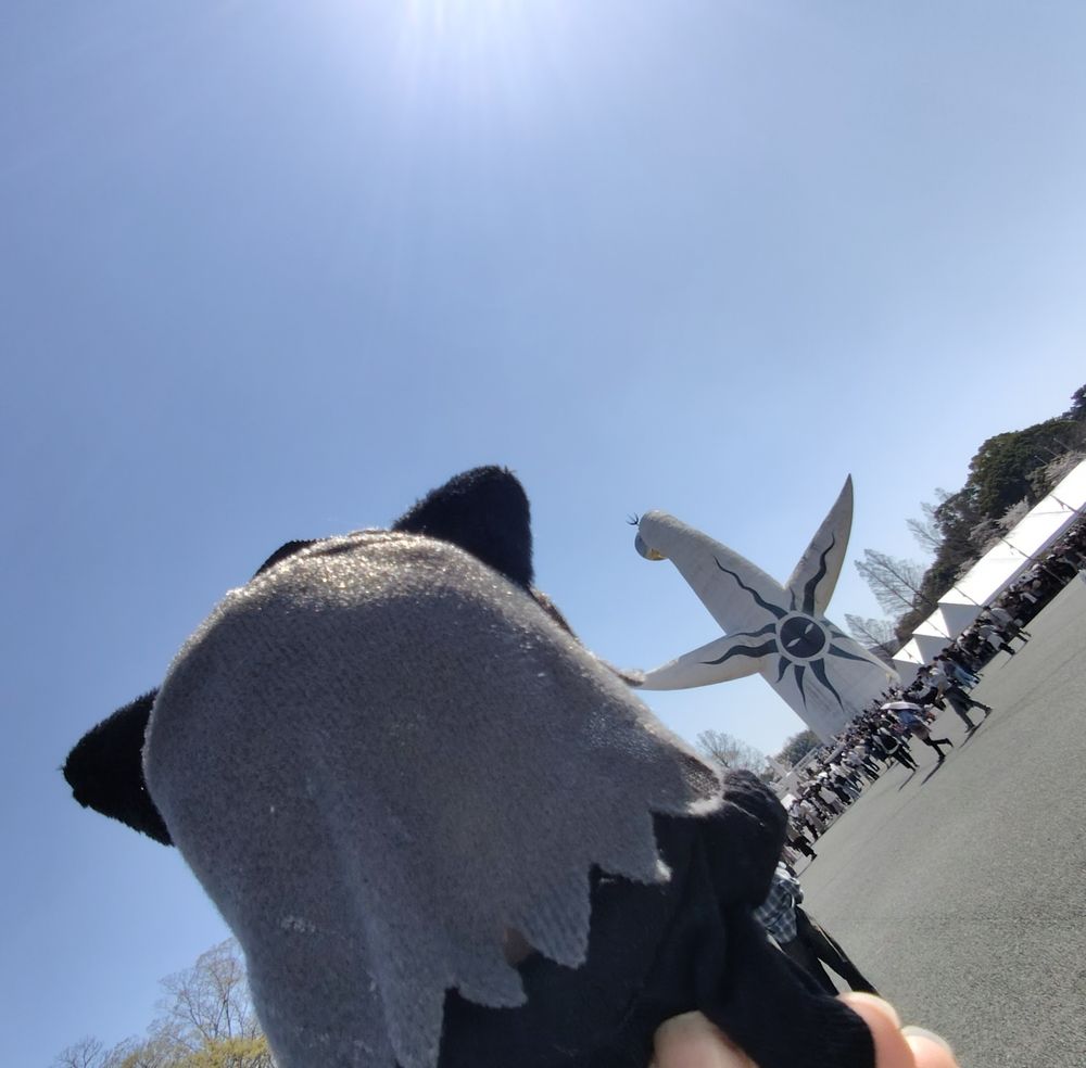 太陽の塔を後ろから見守るナムちゃん（オリキャラ）