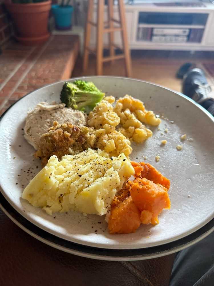 Plate of Thanksgiving leftovers 