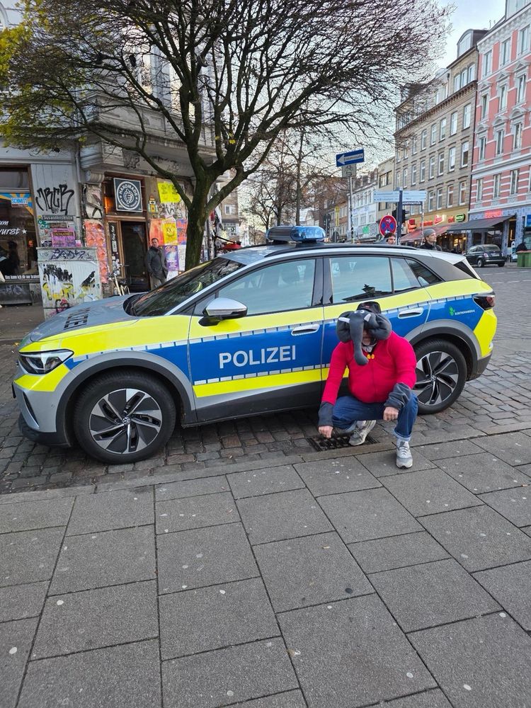 Der Gleiche Benjamin Blümchen vor einem realen Polizeiauto.