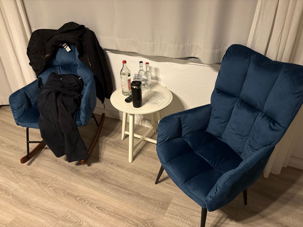 Zwei Sessel im Zimmer. 