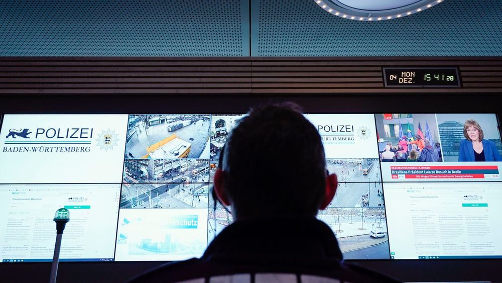 Datenschutzbedenken und die politische Haltung von Mitgründer Peter Thiel lassen die Kritik an Palantir nicht verstummen. Nun hat das Unternehmen beteuert: Die Polizeidaten blieben in Deutschland und ...