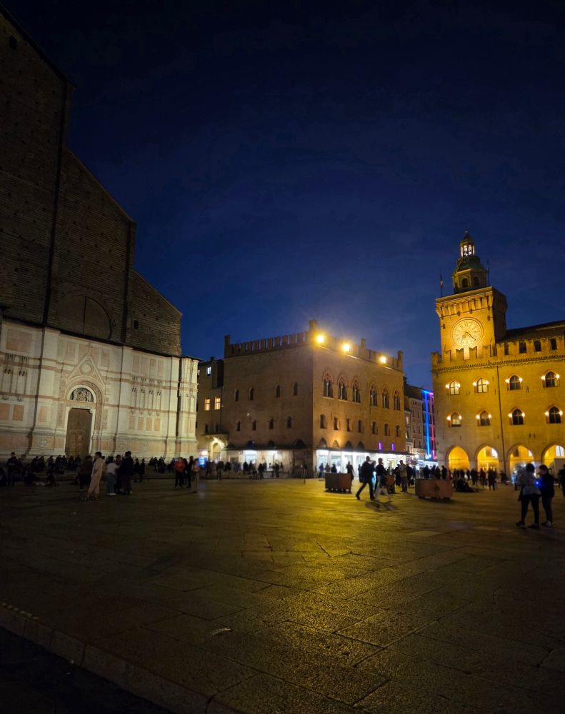 Piazza Maggiore a Bologna, di sera 