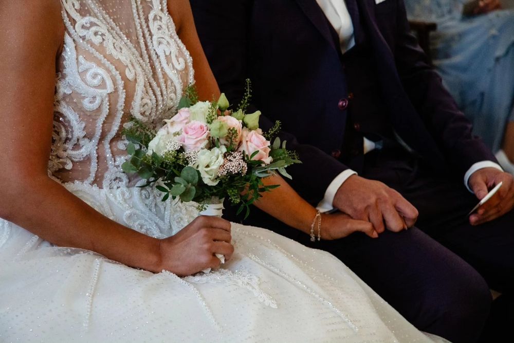 Brautpaar im Standesamt, Fotos fokussiert auf die Hände