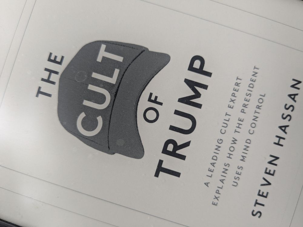 Ereader met daarop het boek: The cult of Trump (Cult staat in klep petje geschreven) a leading cult expert explains how th president uses eindcontrol. By Steven Hassan
