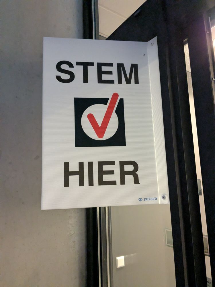 Raambord wit met daarop 
STEM
✅ (Maar dan zwart blokje met rood vinkje)
HIER