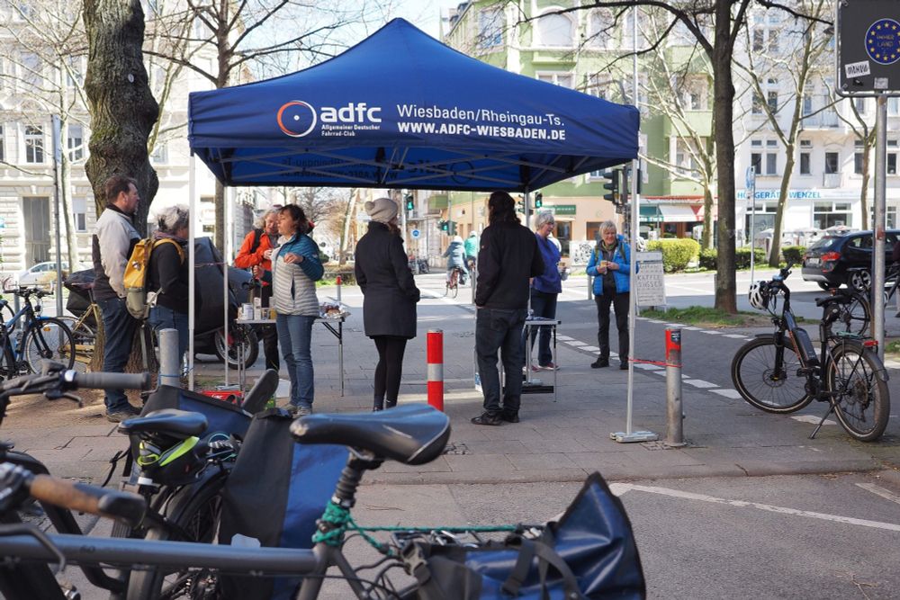 Das Bild zeigt fröhliche Radfahrende bei einem der letzten Treffen in der Goebenstraße.