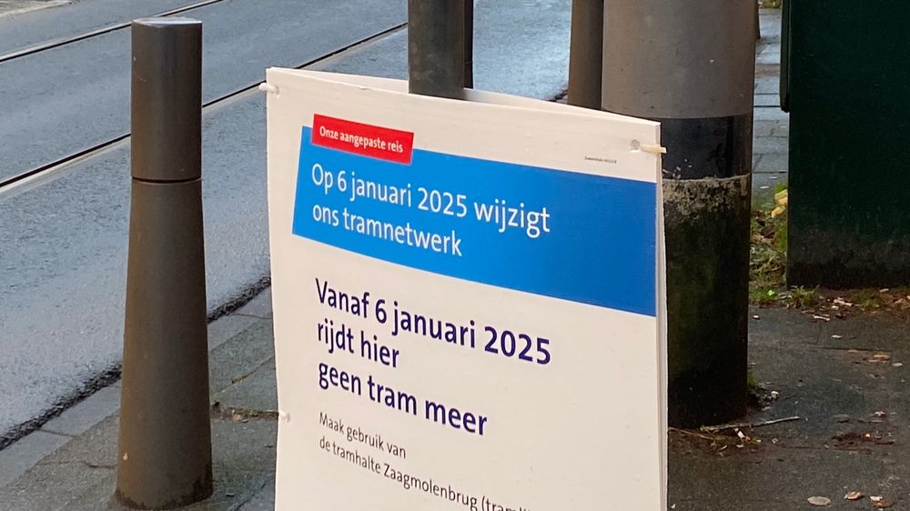 Sign at former tram stop with the Dutch text "Vanaf 6 januari 2025 rijdt hier geen tram meer" (English translation: Starting 6 January 2025 no more trams run here.)