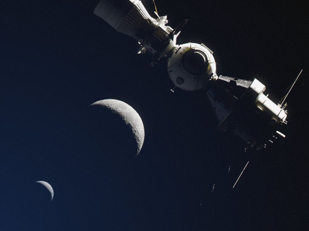 A hypothetical joint US-China mission. An Orion spacecraft is docked to a Lanyue. 