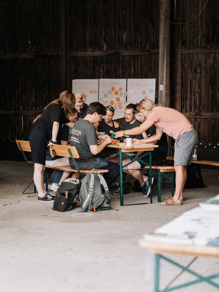 Die Teilnehmenden sitzen während des Workshops zusammen und setzen ihre Ideen für zukünftige Aktionen des Vereins mit Lego um. 