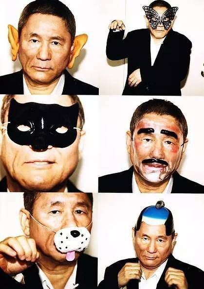 6 portraits de Takeshi Kitano, en différents déguisements.
De gauche à droite et de haut en bas : avec des oreilles de Spok, un masque papillon, un masque de chat bien trop petit, des faux sourcils et une fausse moustache, un museau de chien qui tire la langue et une coiffe de samouraï.