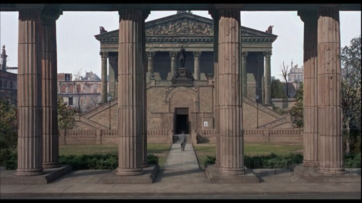 Un joli plan de musée. Comme pour beaucoup de plans du film, les décors ont de fort jolis ajustements via matte paintings.