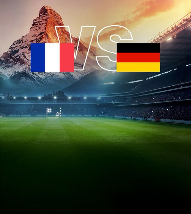 Im Hintergrund die Schweizer Alpen, davor die französische und die deutsche Flagge, dazwischen die Buchstaben „VS“ für versus. Unten im Bild ist ein Fussballstadion zu sehen. 