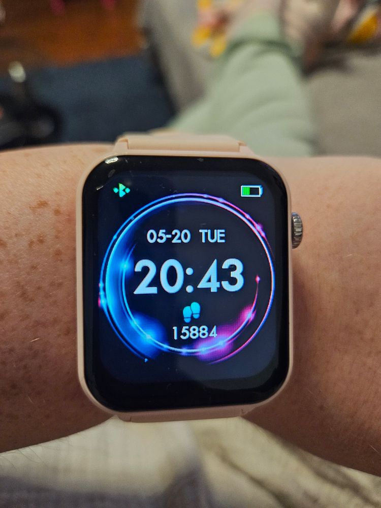 Bild meiner Uhr. Man sieht die Uhrzeit (20:43) und die gegangenen Schritte (15884)