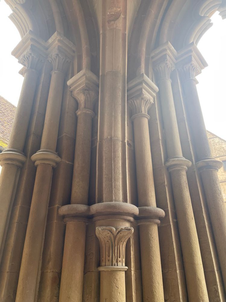 Ein mittelalterlicher Bündelpfeiler.