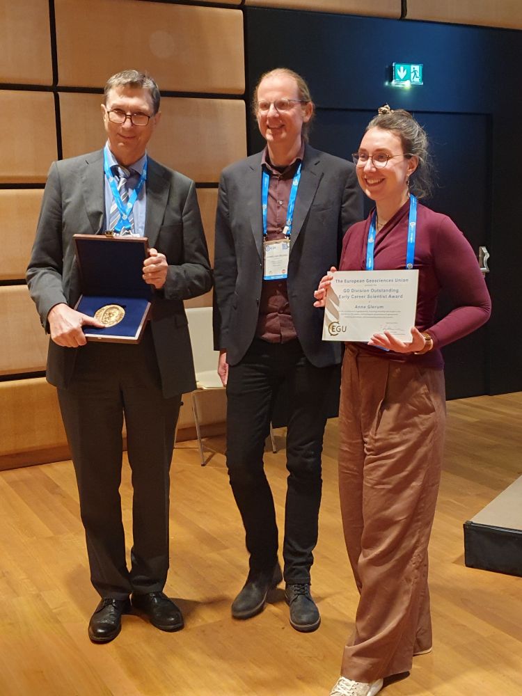 Three people standing, all three are smiling. To the left, Taras Gerya, awardee of the Augustus Love Medal. To the right, Anne Glerum, awardee of the GD Division Outstanding Early Career Scientist Award. In the middle, Jeroen van Hunen, president of the GD Division