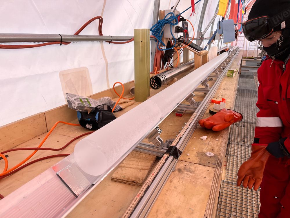 Les échantillons collectés permettront de reconstruire, pour la première fois, des paramètres importants du climat de la Terre et la composition de son atmosphère au-delà de 800 000 ans dans le passé.
Crédit photo : ©PNRA_IPEV