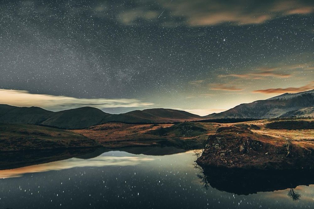 2 skies at Llyn y Dywarchen