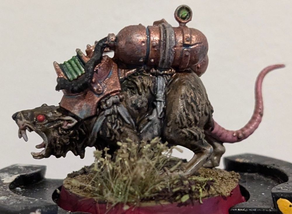 Skaven mascot, Nibbles the giant rat, carrying oxidized copper tanks of refreshments for the thirsty Skaven warriors.