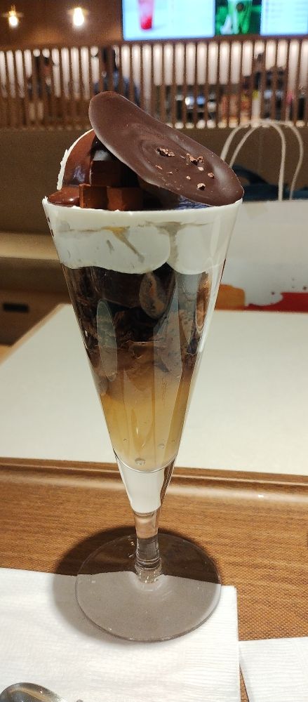 てっぺんにチョコが乗ってるチョコパフェ
クリーム少なめ最後はさっぱりめのゼリーで終わる