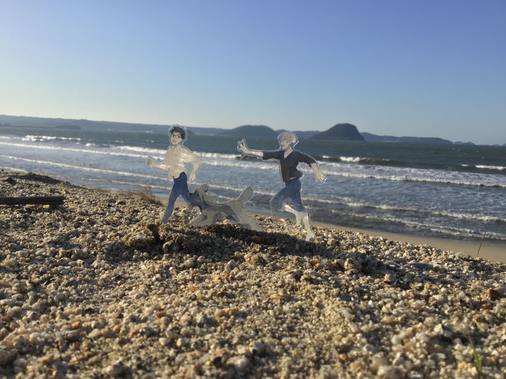 海岸で2人と１匹で追いかけっこを楽しむ師弟です。