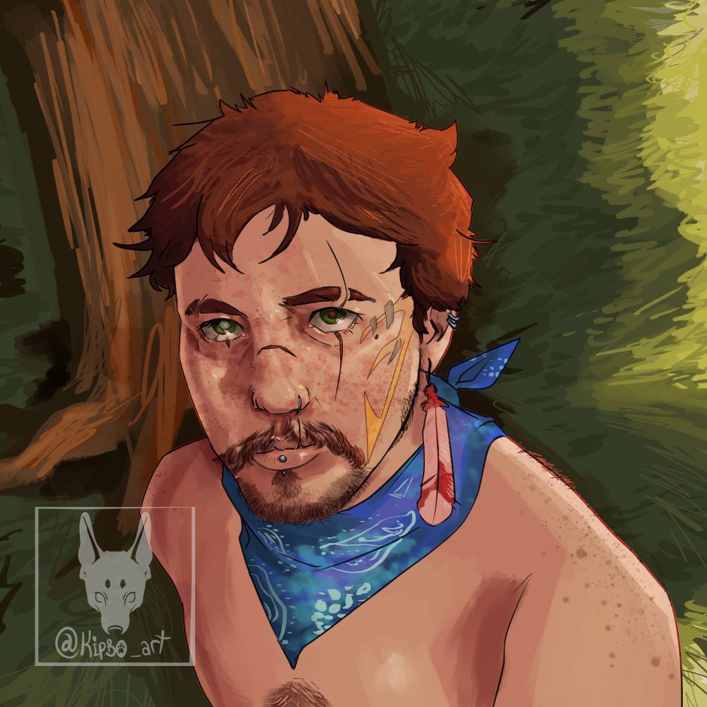 selfie de um homem de cavanhaque e cabelos ruivos escuros abaixo de hma árvore. ele está usando uma bandana azul, um brinco de pena vermelha e alguns piercings no rosto