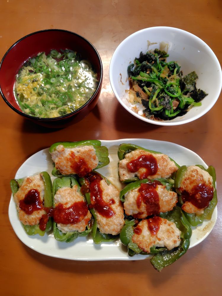 ピーマンの肉詰め
ほうれん草のおひたし
卵スープ