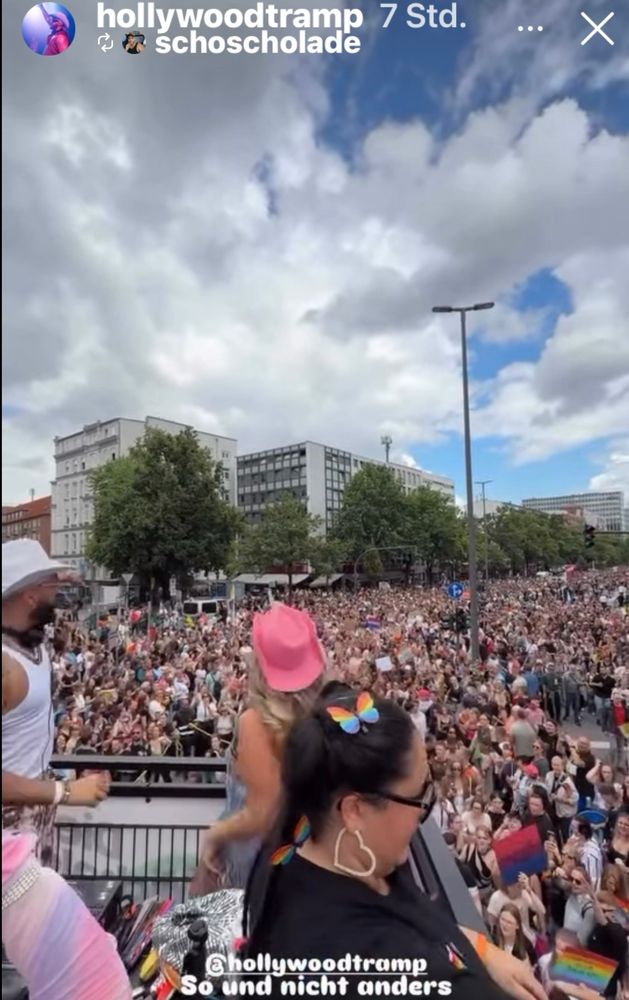 Instagram-Foto von Hollywoodtramp - Blick vom Truck auf eine endlos erscheinende Menschenmasse.