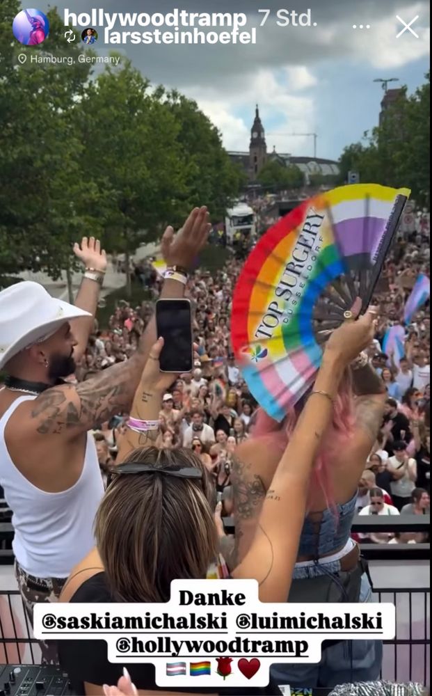 Instagram-Foto von Hollywoodtramp - im Vordergrund DJ mit Cowboyhut, Frau mit Regenbogenfächer, im Hintergrund die CSD-Crowd.