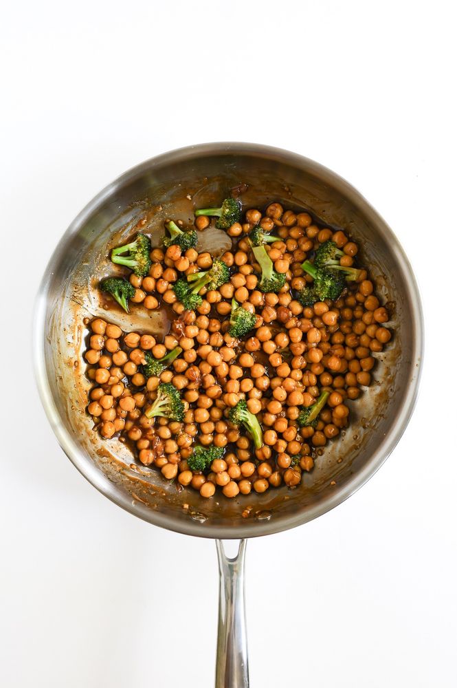 teriyaki chickpeas in pan with broccoli.