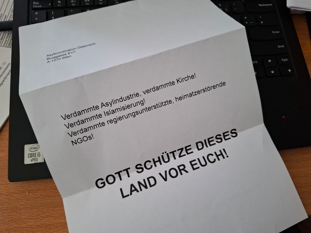 Brief:

Verdammte Asylindustrie, verdammte Kirche!
Verdammte Islamisierung!
Verdammte regierungsunterstützte, heimatzerstörende NGOs!

Gott schützen dieses Land vor Euch!