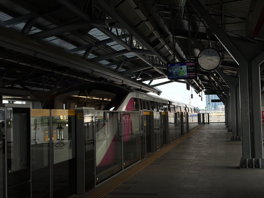MRT Pink Line monorail entering station