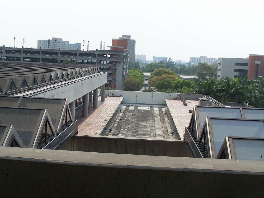 Ghost Platform at Government Center, Miami, FL. 5/13/07. Two side platforms and space for two tracks under the active platform. Public domain photo by Miami92 at English Wikipedia