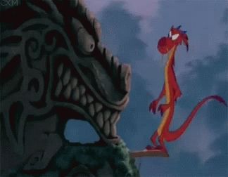 Drachen Mushu von Mulan knurrt den Steindrachen an 