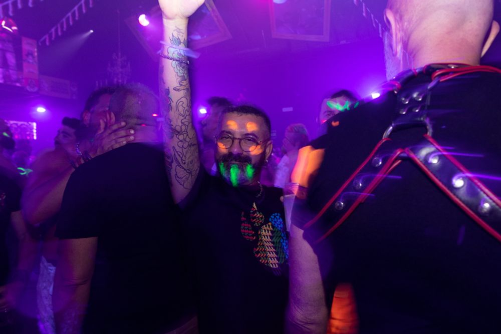 Grupo de gente de fiesta en una discoteca.