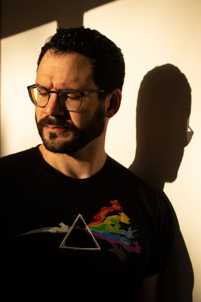 Retrato de hombre con gafas y barba a la hora dorada.
