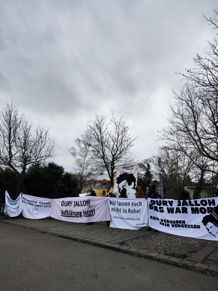 Mehrere Transparente klagten Staat und Polizei für den Mord an, forderten Gerechtigkeit für Oury Jalloh sowie die lückenlose Aufklärung.