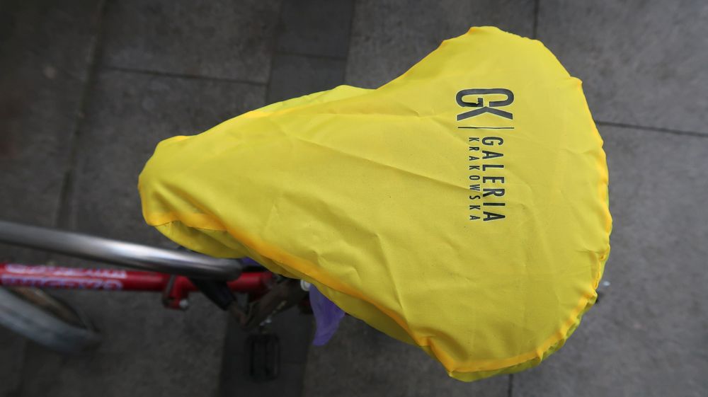 Pokrowiec przeciwdeszczowy na siodełko z reklamą galerii handlowej