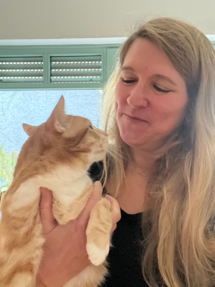 Hems auf Maras Arm, die beiden schauen einander an.