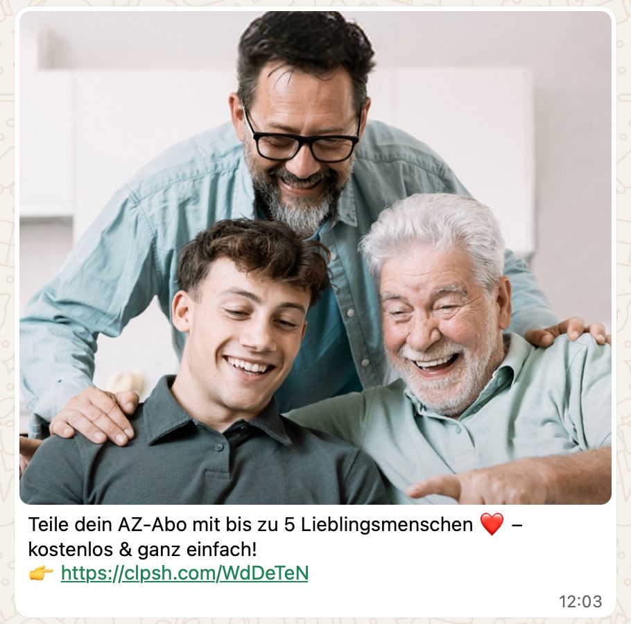 Ein Foto von drei weißen cis-Männern unterschiedlichen Alters, die alle nach unten schauen und dabei lachen. Darüber der Text: Teile dein AZ-Abo mit bis zu 5 Lieblingsmenschen <3 – kostenlos & ganz einfach!