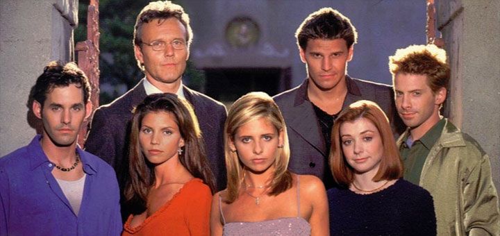 Die Buffy-Gang:
Hinten sind Tony Head und David Boreanaz als Rupert Giles und Angel
Seitlich stehen Nicholas Brendon als Xander Harris und Seth Green als Oz.
Vorne Charisma Carpenter als Cordelia Chase, Sarah Michelle Gellar als Buffy selbst, daneben noch Alyson Hannigan als Willow Rosenberg.
