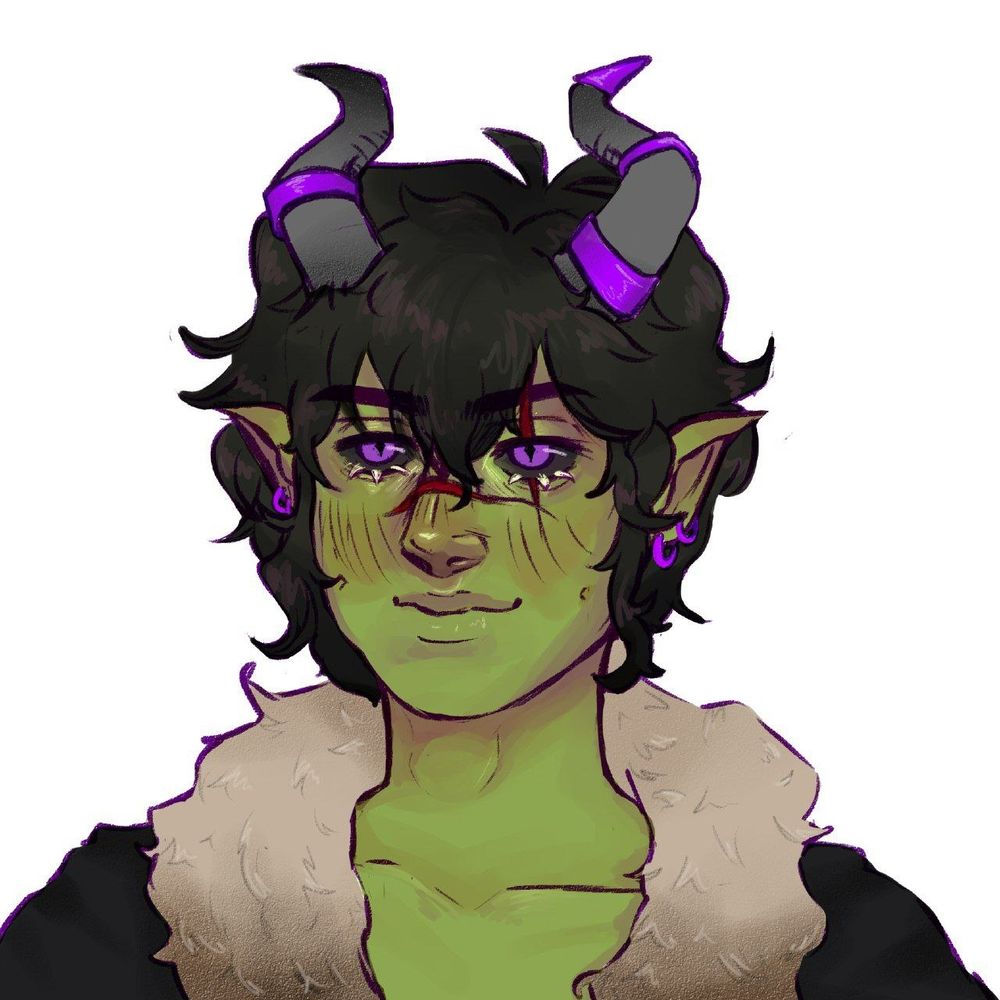 Desenho se tiefling verde sobre fundo branco. Ele tem cabelo curto, cheio, cacheado e preto. Ele tem orelhas pontudas na qual usa alguns brincos e piercings roxos. Seus olhos também tem pupulas roxas, mas escleras pretas. Seus chifres são cinza e também enfeitados com anéis roxos. Veste uma jaqueta de aviador preta. Ten uma cicatriz sobre o nariz.