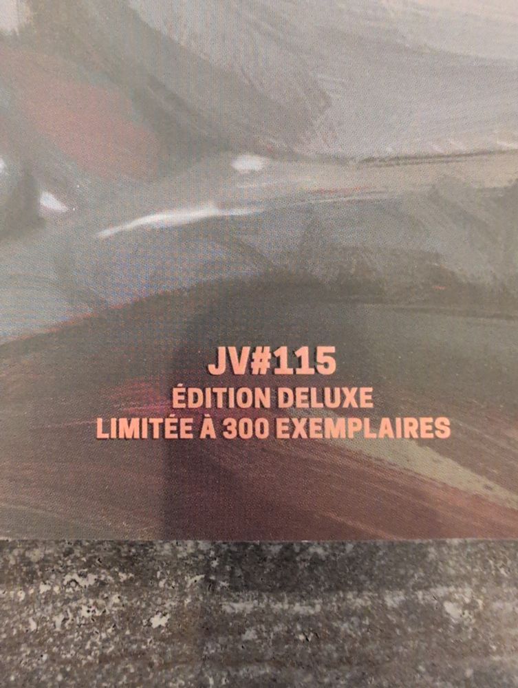 Dos du JV 115 :
JV #115
Edition Deluxe
Limitée à 300 exemplaires 
