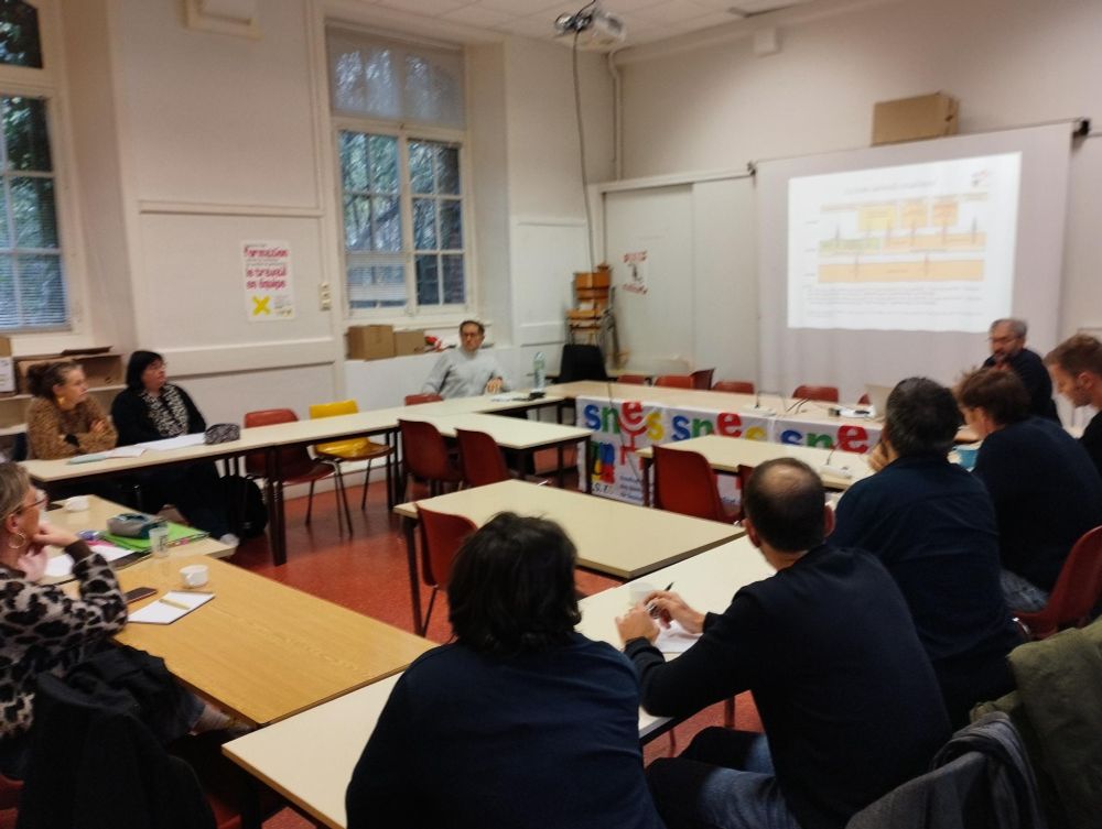 Stage maths du SNES Bretagne : les collègues échangent avec Pierre Priouret.