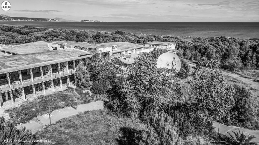 Radio Liberty à Pals, la guerre froide sur la Costa BravaThe Radio Liberty station in Pals, Spain, was a large Cold War-era broadcast facility that operated from 1959 to 2001, transmitting anti-Soviet propaganda. Its massive antennas were demolished in 2006, and the site is now largely abandoned. The old transmitters, administrative buildings, and some original structures remain and are being considered for preservation as a cultural and historical site, possibly as a Cold War memorial.