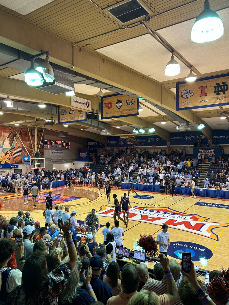 Maui Invitational- Auburn warming up 