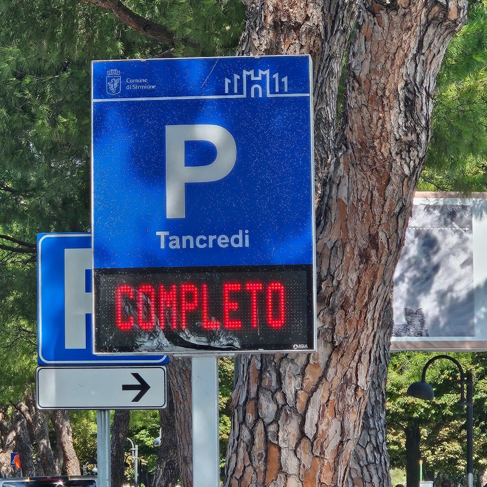 Sign saying parking: completo