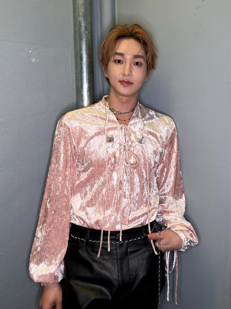 SHINee ONEW Warsaw stop. Looking gorgeous in soft pink crushed velvet. His eyebrows have returned and jjinggus (me) are rejoicing. 