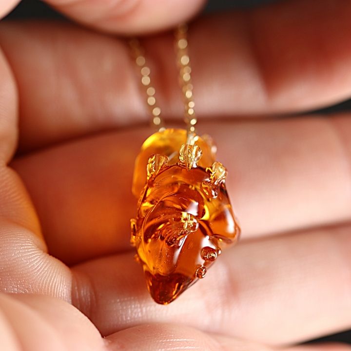 Collier coeur anatomique en verre réalisé artisanalement par mes soins.
Il s’agit d’un collier avec un pendentif en forme de cœur humain, mais stylisé et travaillé comme une petite sculpture.
Le pendentif est fait d’un verre épais et lisse, de couleur ambre. La couleur se situe entre l’orange chaud et le doré, légèrement translucide : la lumière passe à travers et crée des reflets brillants. Le verre a une surface douce au toucher, mais la forme comporte de petits reliefs et détails, comme des veines ou des contours arrondis, qui donnent une texture variée sous les doigts.

Le cœur n’est pas plat : il est en trois dimensions, plutôt compact, d’environ la taille du bout d’un pouce. Sa surface est majoritairement lisse, mais on peut sentir quelques petites excroissances arrondies qui représentent des artères et des veines stylisées.

Le pendentif est suspendu à une fine chaîne métallique dorée. La chaîne est légère et discrète, ce qui met surtout en valeur le cœur de verre. 