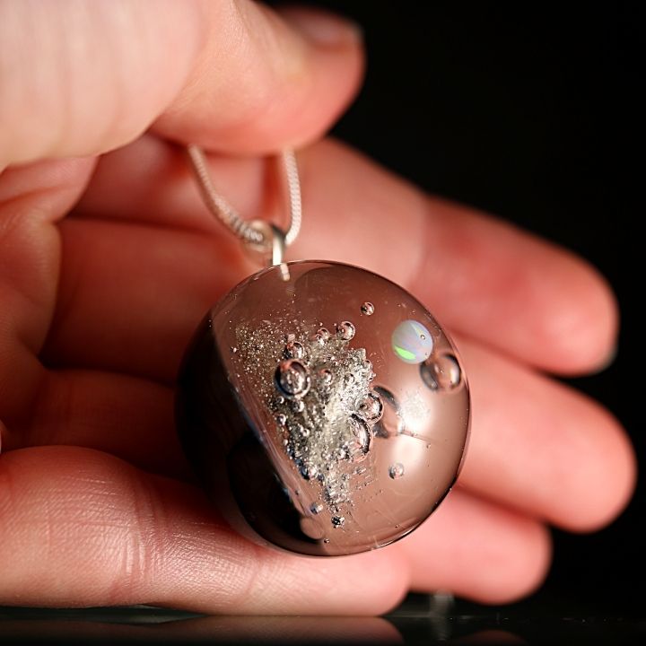 Galaxy necklace with a fragment of the Moon 🌑.

Collier Galaxie avec un fragment de la Lune 🌑.