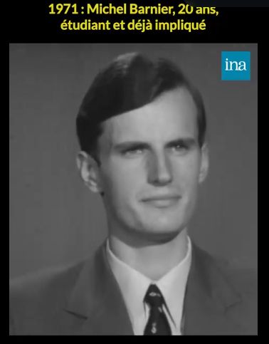 Une photo de Michel Barnier à l'âge de 20 ans, ressemblant à Macron à l'âge de 40 ans, avec des cheveux qui ressemblent à une moumoute